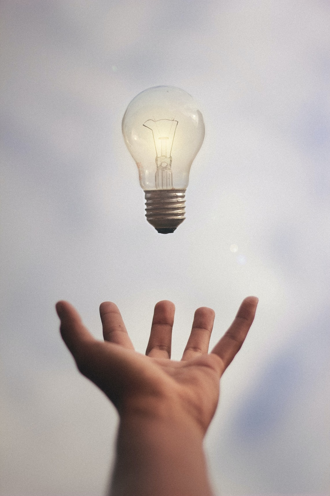 idea-hand-receiving-lightbulb-junior-ferreira-3456x5184px-7esRPTt38nI-unsplash idea-hand-receiving-lightbulb-junior-ferreira-3456x5184px-7esRPTt38nI-unsplash