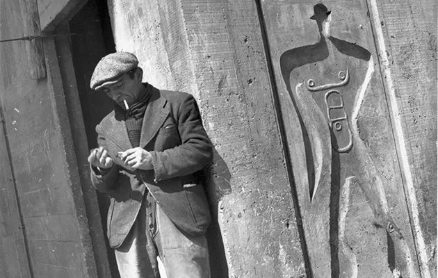 Le-Corbusier-stands-with-a-concrete-glyph-by-Modulor-Man-630x400 Le-Corbusier-stands-with-a-concrete-glyph-by-Modulor-Man-630x400