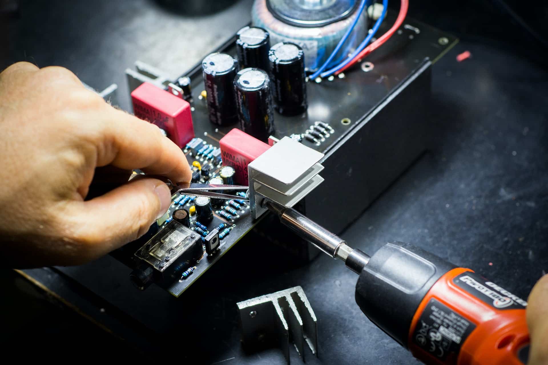 electronic-technician-blaz-erzetic-g5f0BJq-FRs-unsplash-1920x1280px technical-electronic
