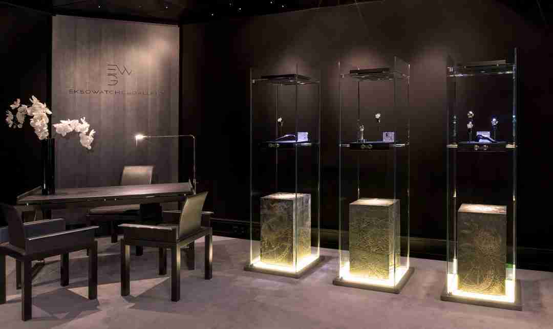 Showromm watches, Tresserra Collection. A watch shop where you can see the Haiku chairs, oliverio pinza lamp and three beautiful glass display cases.