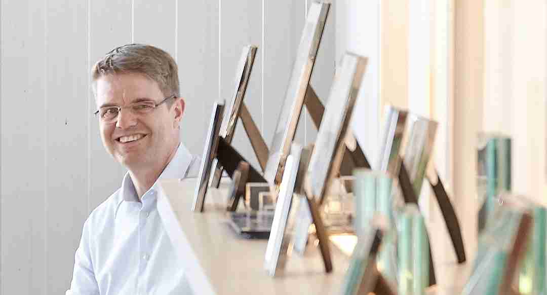 jan-phìlippi-1080x582px.jpg Image of Jan Philippi in front of a shelf with models of portrait frames by Philippi Design.