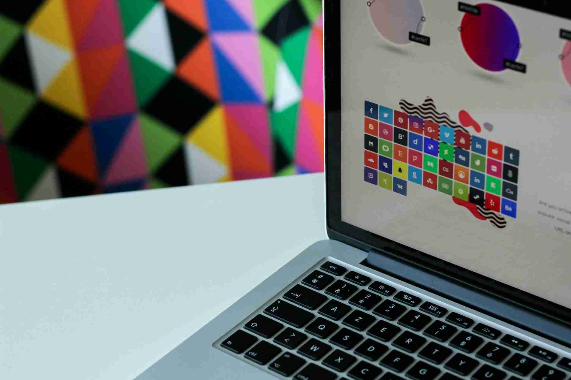 Imagen de la pantalla de un ordenador portátil con iconos de redes sociales.
