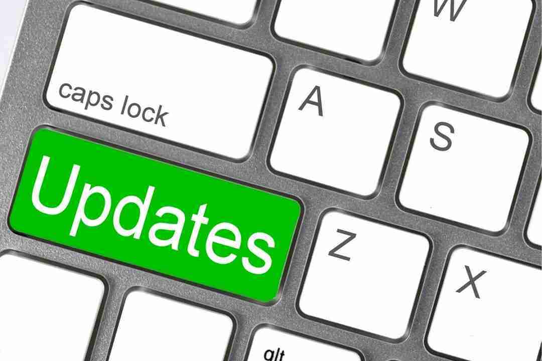Imagen de un teclado de laptop con una techa con el nombre "Updates" (actualizaciones) sobre fondo verde.