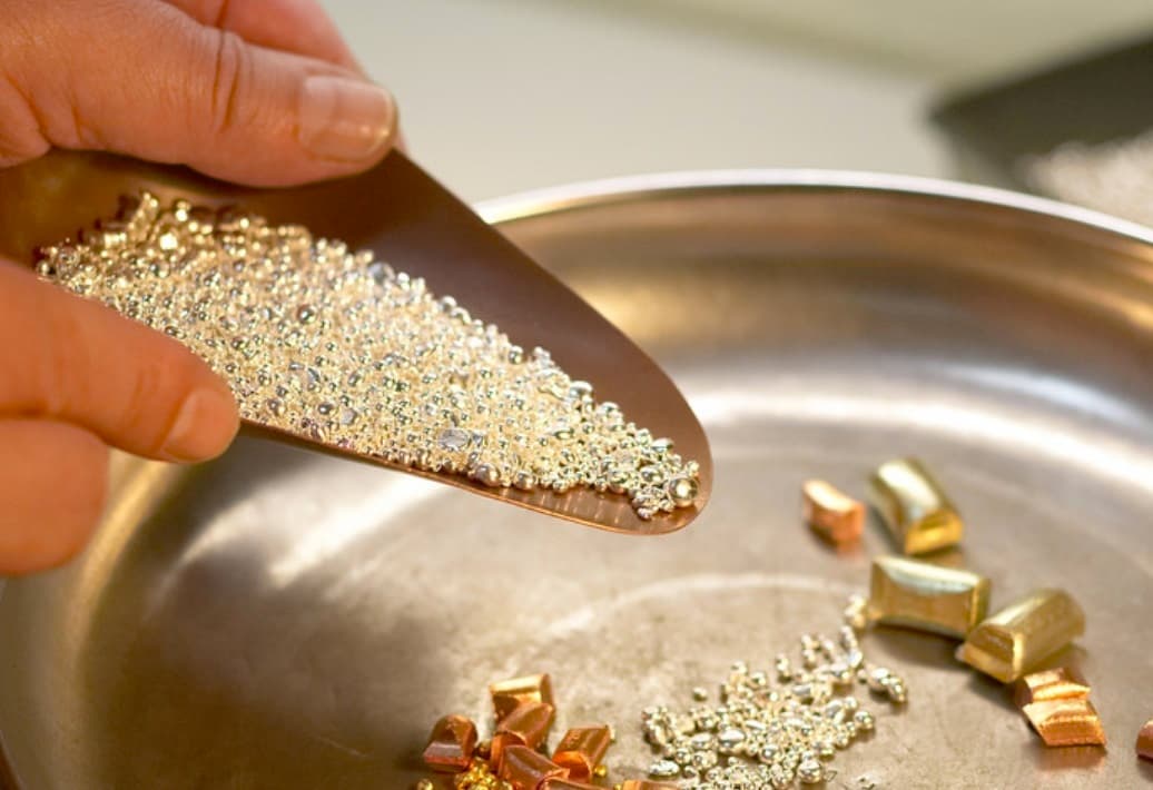 aleaciones-exclusivas-1036x710px.jpg Exclusive alloys. In the image: dosage of a specific preparation with different types of gold and other precious metals.