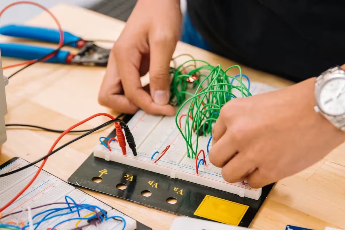 Lecciones aprendidas: Imagen de un estudiante accionando cables para verificar su correcta conexión.