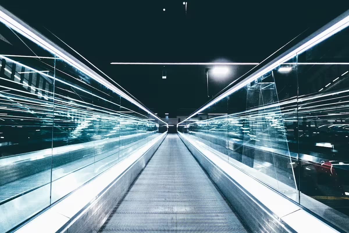 Futuro. Imagen de una rampa de elevación automática con el final al fondo.