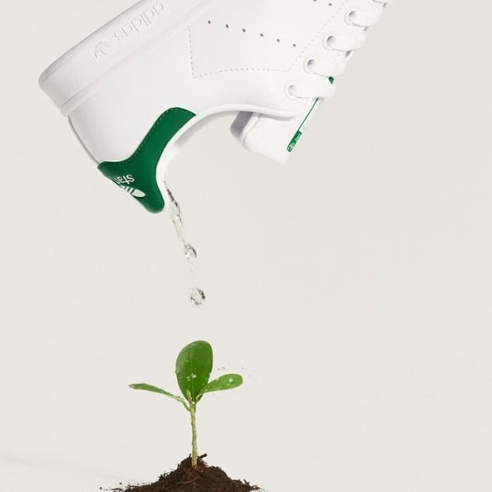 adidas-legado-sostenible-700x700px.jpg Adidas, sustainable legacy. Image of a slipper from which water falls and waters a small green plant.