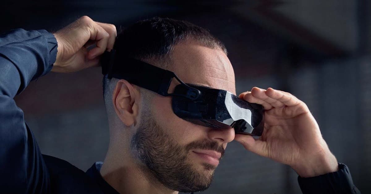 bigscreen-beyond-2-in-action-1200x628px.jpg Bigscreen Beyond 2. Virtual reality glasses with transparent visor in full adjustment.