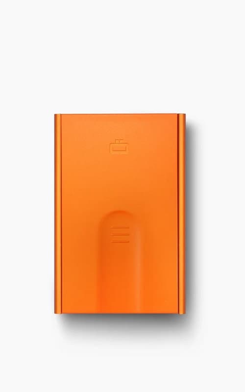 slider-naranja-vista-frontal-500x800px.jpg Slider, rigid aluminum wallet in orange color. Front view with recessed for vertical drive.
